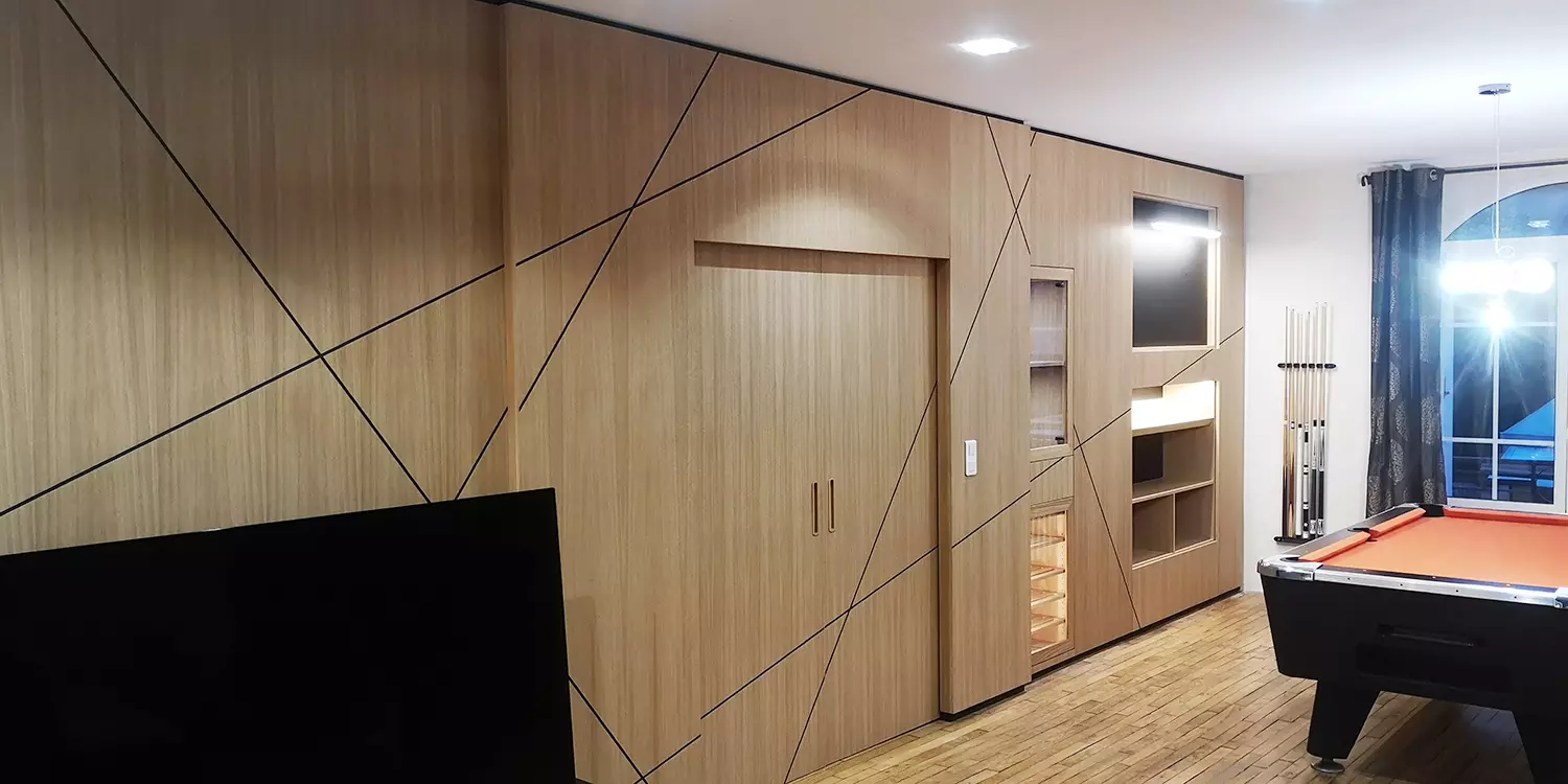 Habillage mural dans un salon à Guidel
