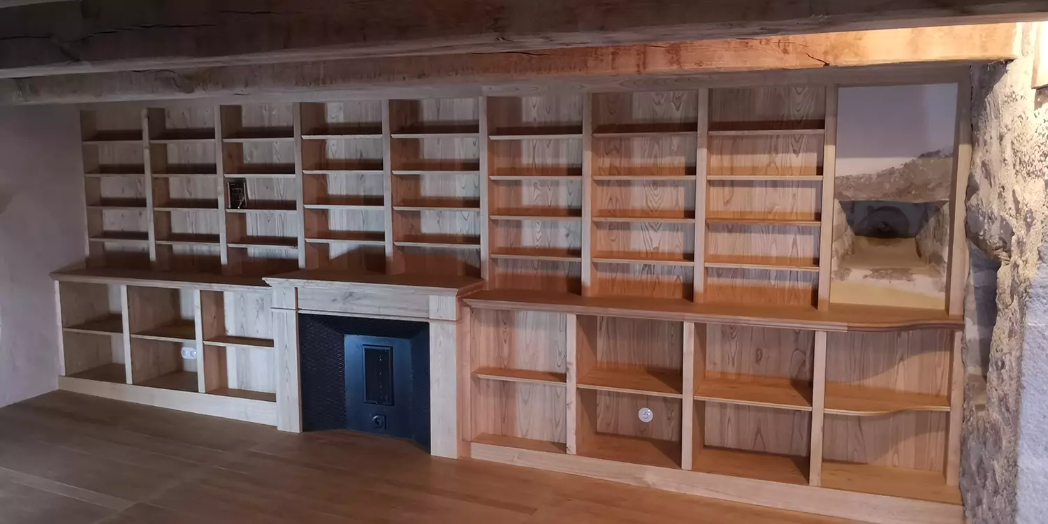 Bibliothèque châtaignier massif à Guern