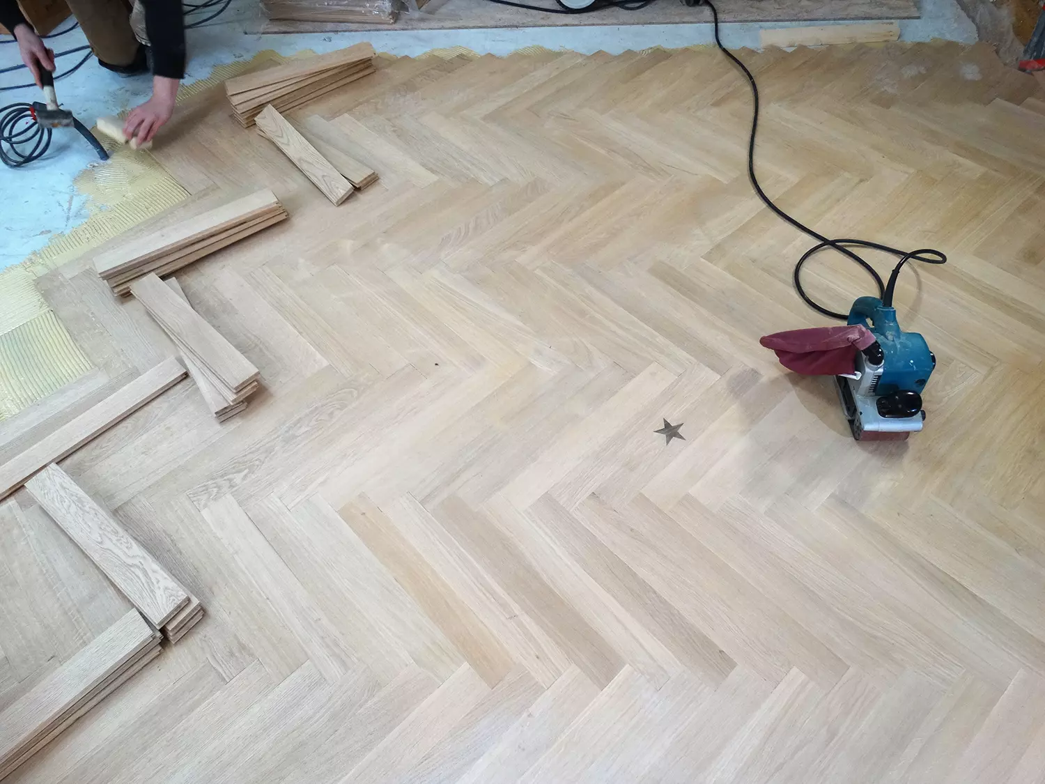 Pose de parquet chevron avec incrustations
