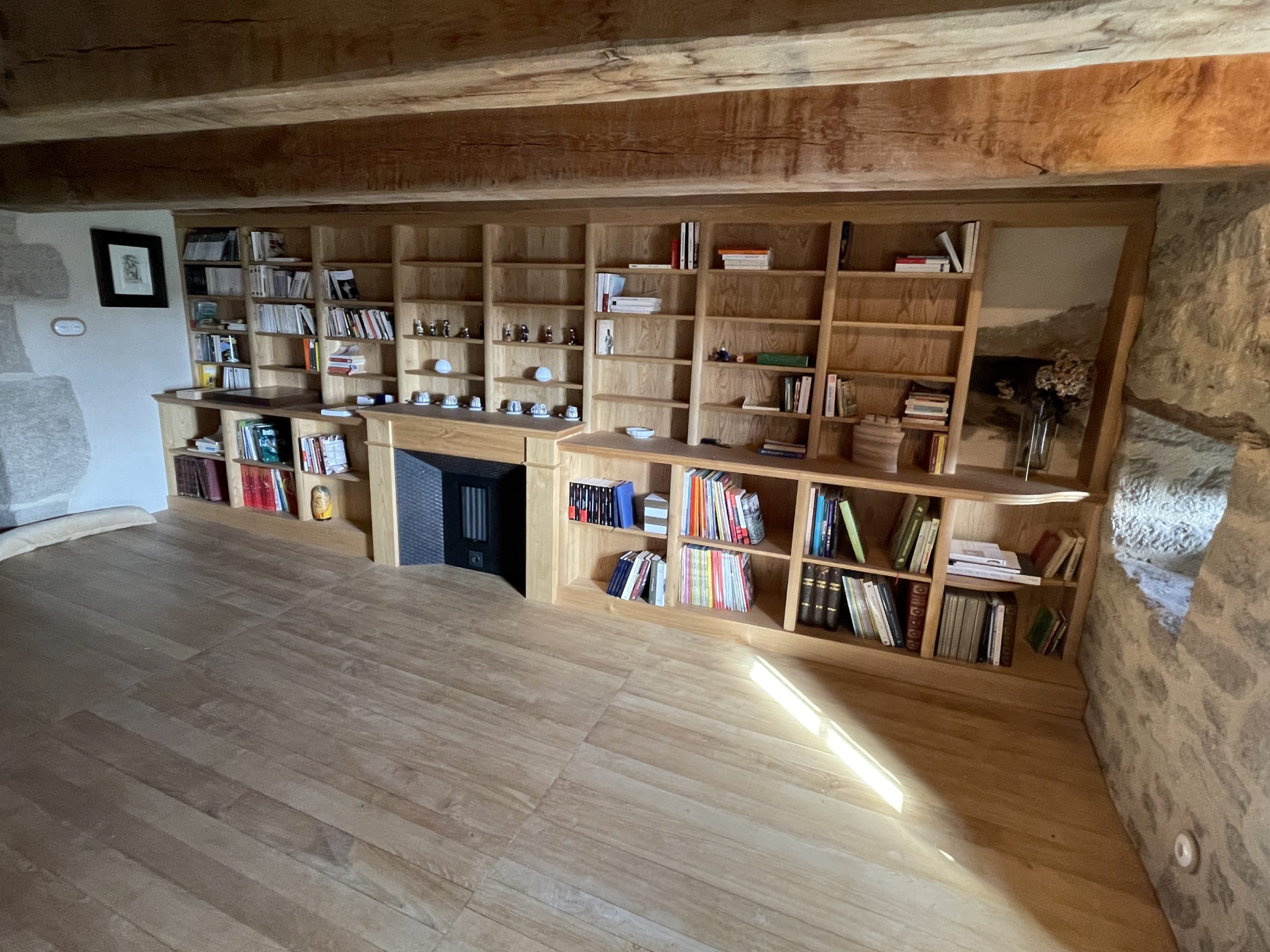 Bibliothèque traditionnelle en châtaignier